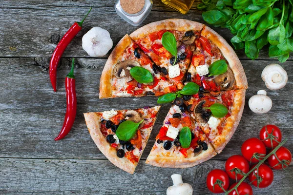 Pizza caseira com molho de tomate, corações de alcachofra, azeitonas, Parm — Fotografia de Stock