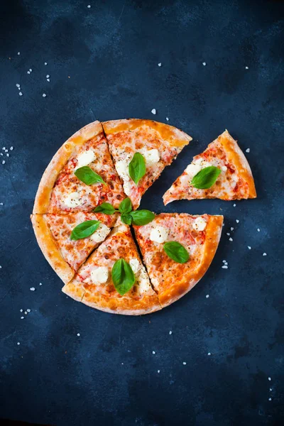 Pizza caseira com molho de tomate, azeitonas, mussarela fresca, pa — Fotografia de Stock