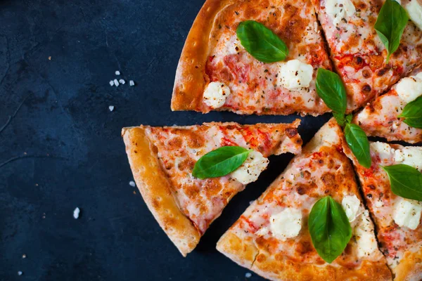 Pizza caseira com molho de tomate, azeitonas, mussarela fresca, pa — Fotografia de Stock