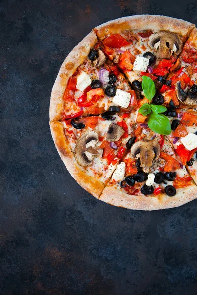 Pizza calda testy con pomodori, mozzarella, funghi, olive, re — Foto Stock