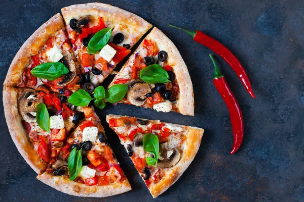 Pizza caliente con tomates, mozzarella, champiñones, aceitunas, re — Foto de Stock