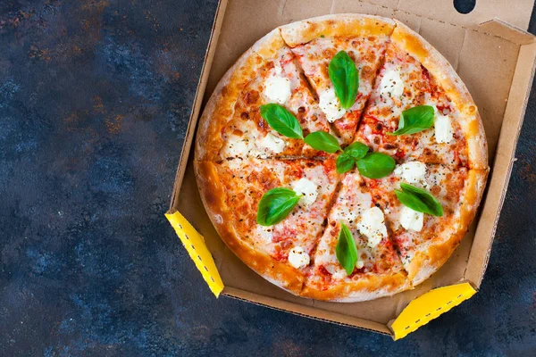 Pizza margarita z sosem pomidorowym, świeżej mozzarelli, parmezan — Zdjęcie stockowe
