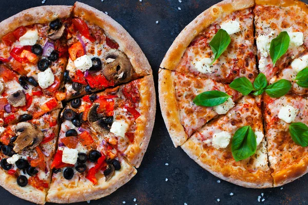 Gorąca pizza testy z pomidory, mozzarella, pieczarki, oliwki, re — Zdjęcie stockowe