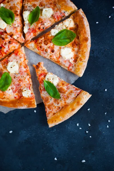 Zelfgemaakte Pizza met tomatensaus, olijven, verse mozzarella, pa — Stockfoto