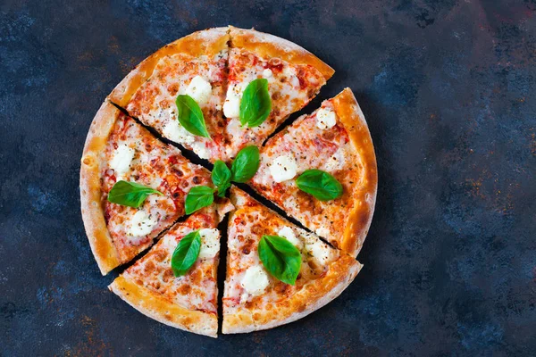 Pizza Margarita mit Tomatensauce, frischem Mozzarella, Parmesan und — Stockfoto