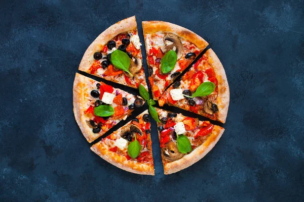 Pizza caseira com tomate, mussarela e manjericão. Visão superior sagacidade — Fotografia de Stock