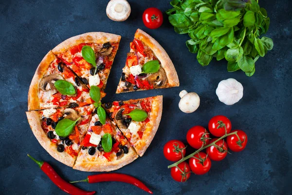 Ev yapımı pizza domates, mozzarella ve fesleğen. Üstten Görünüm zekâ