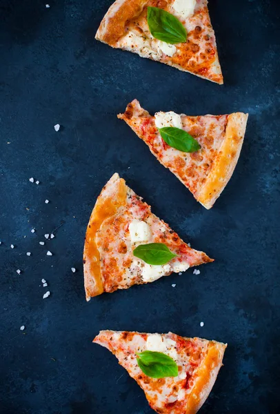 Pizza caseira com tomate, mussarela e manjericão. Vista superior em — Fotografia de Stock