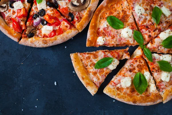 Pizza caseira com molho de tomate, azeitonas, mussarela fresca, pa — Fotografia de Stock