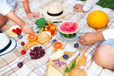 Yeşil çimenlerin üzerinde yaz piknik sepeti. Yiyecek ve içecek konsepti.