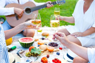 Yeşil çimenlerin üzerinde yaz piknik sepeti. Yiyecek ve içecek konsepti.