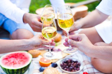 Yeşil çimenlerin üzerinde yaz piknik sepeti. Yiyecek ve içecek konsepti.