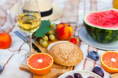 Yeşil çimenlerin üzerinde yaz piknik sepeti. Yiyecek ve içecek konsepti.