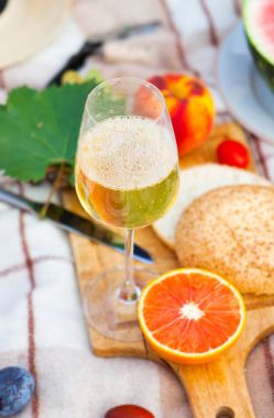 Yeşil çimenlerin üzerinde yaz piknik sepeti. Yiyecek ve içecek konsepti.