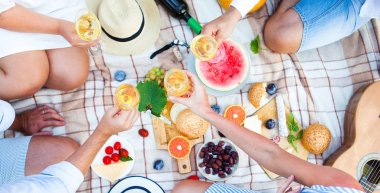 Yeşil çimenlerin üzerinde yaz piknik sepeti. Yiyecek ve içecek konsepti.