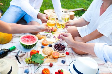 Yeşil çimenlerin üzerinde yaz piknik sepeti. Yiyecek ve içecek konsepti.