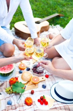 Yeşil çimenlerin üzerinde yaz piknik sepeti. Yiyecek ve içecek konsepti.