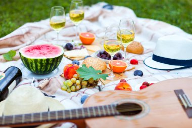 Yeşil çimenlerin üzerinde yaz piknik sepeti. Yiyecek ve içecek konsepti.