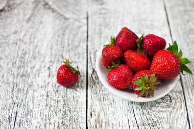 Eski ahşap beyaz masa üzerinde taze çilek