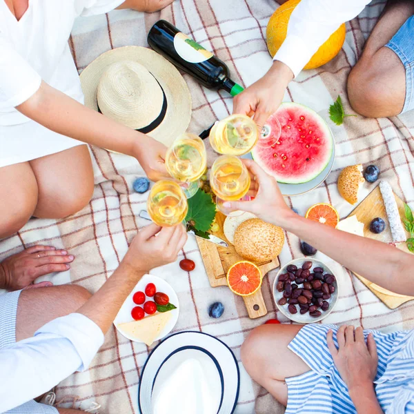 Yeşil çimenlerin üzerinde yaz piknik sepeti. Yiyecek ve içecek konsepti.