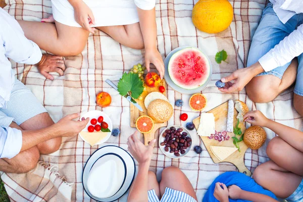Letni piknik koszyk na zielonej trawie. Koncepcja z jedzeniem i piciem. — Zdjęcie stockowe