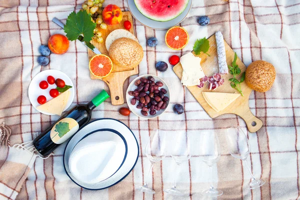 Keranjang piknik musim panas di rumput hijau. Konsep makanan dan minuman . — Stok Foto