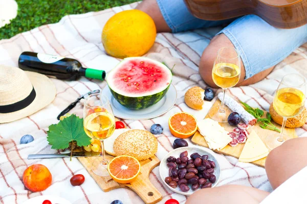 Yeşil çimenlerin üzerinde yaz piknik sepeti. Yiyecek ve içecek konsepti.