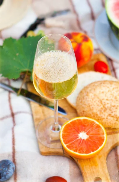 Yeşil çimenlerin üzerinde yaz piknik sepeti. Yiyecek ve içecek konsepti.