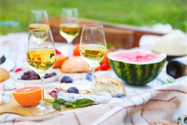 Sommerpicknickkorb auf dem grünen Rasen. Konzept für Essen und Trinken. — Stockfoto