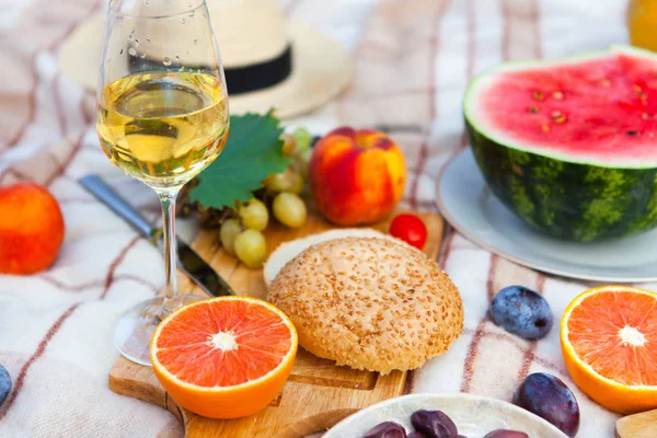 Yeşil çimenlerin üzerinde yaz piknik sepeti. Yiyecek ve içecek konsepti.