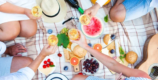 Yeşil çimenlerin üzerinde yaz piknik sepeti. Yiyecek ve içecek konsepti.