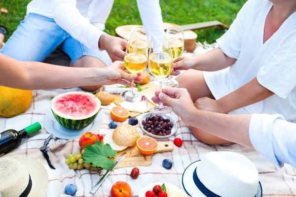 Yeşil çimenlerin üzerinde yaz piknik sepeti. Yiyecek ve içecek konsepti.