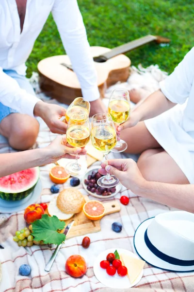 Yeşil çimenlerin üzerinde yaz piknik sepeti. Yiyecek ve içecek konsepti.