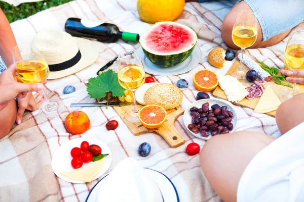 Yeşil çimenlerin üzerinde yaz piknik sepeti. Yiyecek ve içecek konsepti.