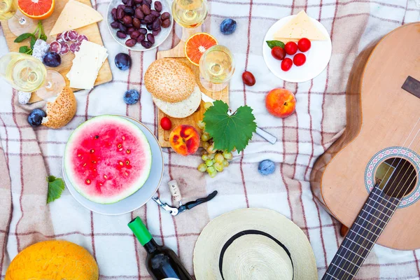 Letni piknik koszyk na zielonej trawie. Koncepcja z jedzeniem i piciem. — Zdjęcie stockowe