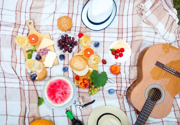 Letni piknik koszyk na zielonej trawie. Koncepcja z jedzeniem i piciem. — Zdjęcie stockowe