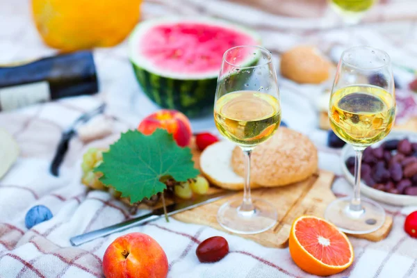 Yeşil çimenlerin üzerinde yaz piknik sepeti. Yiyecek ve içecek konsepti.