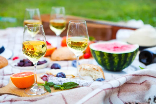 Sommerpicknickkorb auf dem grünen Rasen. Konzept für Essen und Trinken. — Stockfoto