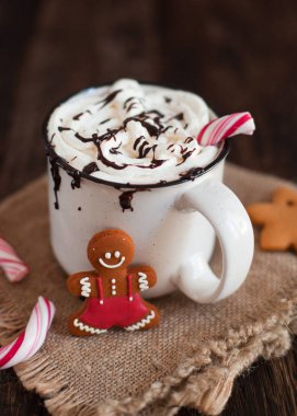Bir fincan sıcak çikolata veya kakao Noel kurabiyeleri ve marsmal ile