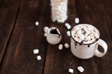 Bir fincan sıcak çikolata veya kakao ile marsmallow
