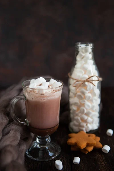 Dos vasos con chocolate caliente adornado con crema batida, mar — Foto de Stock