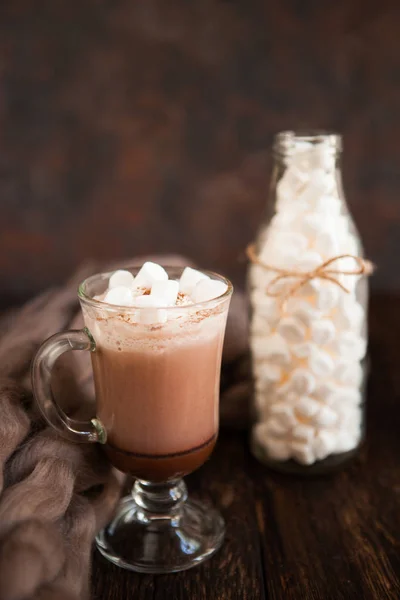 Dois copos com chocolate quente decorado com chantilly, mar — Fotografia de Stock