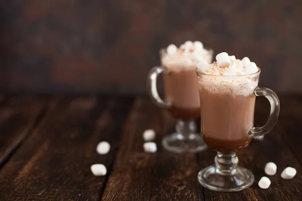 Deux verres au chocolat chaud garnis de crème fouettée, mar — Photo