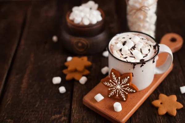 Becher mit heißer Schokolade oder Kakao mit Weihnachtsgebäck und Murmeltier — Stockfoto