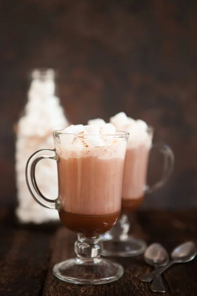 Dois copos com chocolate quente decorado com chantilly, mar — Fotografia de Stock