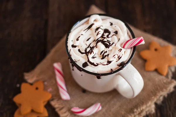 Taza de chocolate caliente o cacao con galletas de Navidad y marsmal —  Fotos de Stock