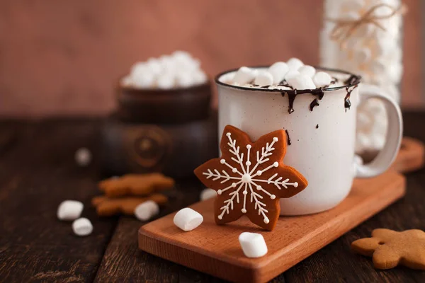 Tasse de chocolat chaud ou de cacao avec biscuits de Noël et marsmal — Photo
