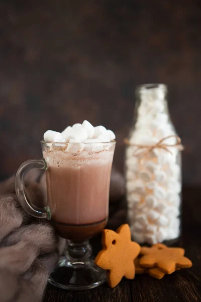 Två glas med varm choklad garneras med vispad grädde, mar — Stockfoto