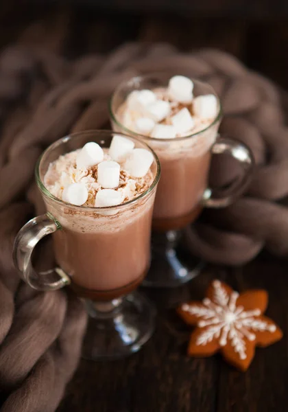 Deux verres au chocolat chaud garnis de crème fouettée, mar — Photo