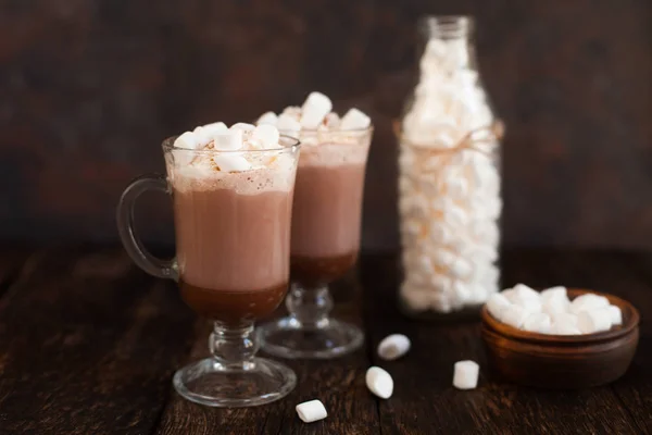 Dois copos com chocolate quente decorado com chantilly, mar — Fotografia de Stock